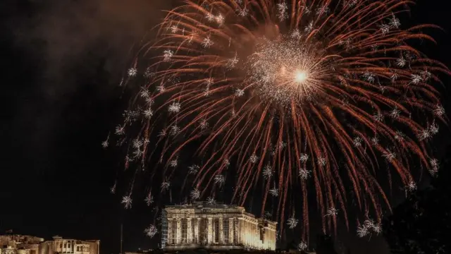 Fuegos artificiales sobre la Acrópolis en Atenas, Grecia.