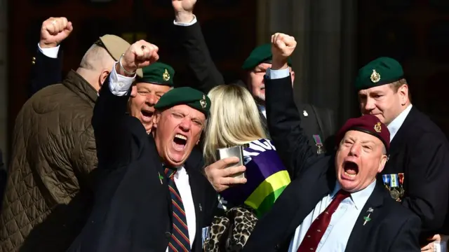 Mahkeme önünde sevinç gösterisi