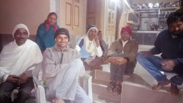 হার্দিক প্যাটেলের বাড়ির দাওয়ায় বসে তার বন্ধুবান্ধব ও আত্মীয়স্বজন