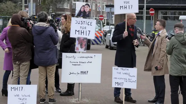 Familiares de víctimas del vuelo MH17 derribado en julio de 2014.