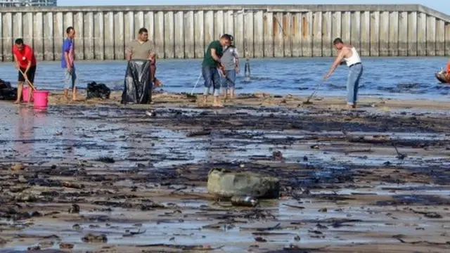 pembersihan laut dari minyak