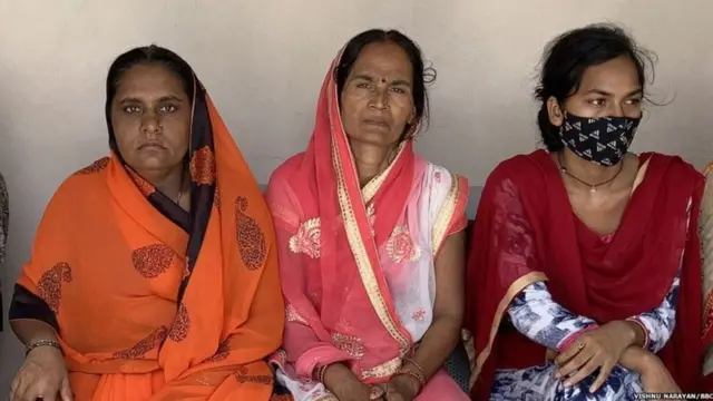 కాజల్ తల్లి మంజు దేవి (మధ్యలో), ఇతర కుటుంబ సభ్యులు