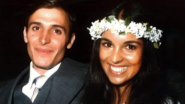 Fotografia colorida mostra Geraldo e Lu, dois jovens brancos, no dia de seu casamento; ele usa terno e ela usa uma coroa de flores na cabeça