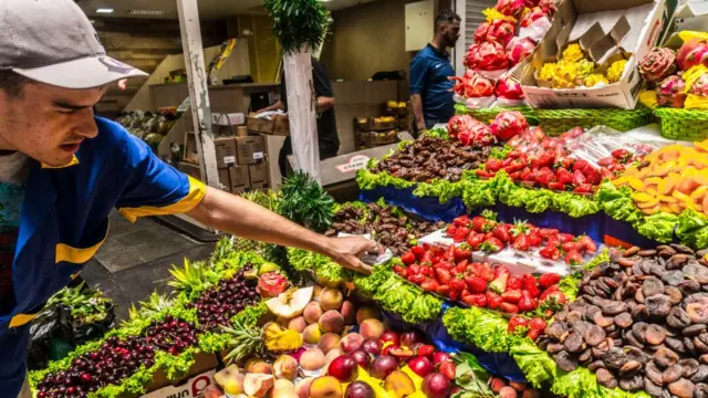 Trabajador en mercado de verduras