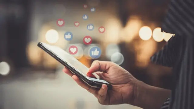 ஃபேஸ்புக், ட்விட்டர், வாட்ஸ்ஆப்பை முடக்கும் அரசுகள் - காரணம் என்ன?