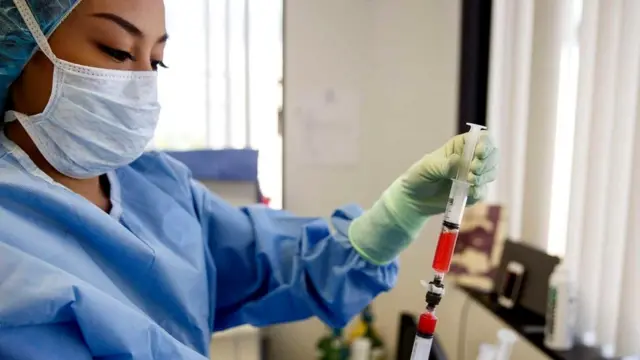 Ассистент готовится к косметической процедуре с применением стволовых клеток