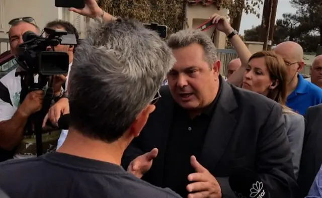 Bölgede yaşayan Yunanistan Savunma Bakanı Panos Kammenos'a tepki gösterdi