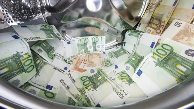 Dinheiro dentro de uma máquina de lavar