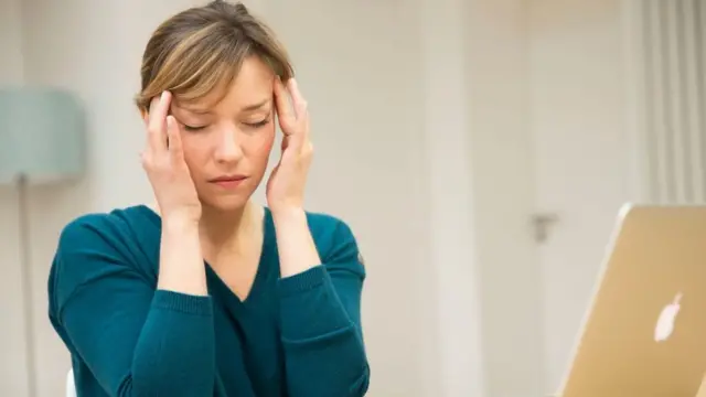 Femme souffrant de maux de tête.