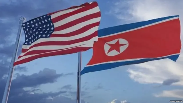 अमरीका और उत्तर कोरिया के झंडे