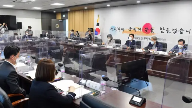 안철수 대통령직인수위원회 위원장이 25일 인수위원회에서 코로나비상대응특위 제16차 회의를 주재하고 있다