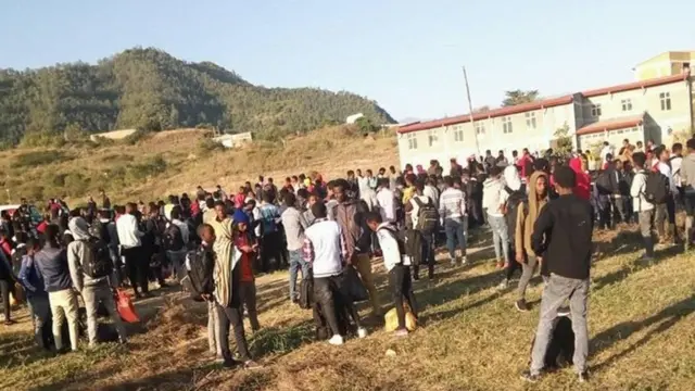 ግጭቱን ተከትሎ የደህንነት ስጋት የገባቸው ተማሪዎች ከዩኒቨርሲቲው ቅጥር ግቢ ለመውጣት ሲሞክሩ መከልከላቸውን ተናግረዋል። [ፎ፡ ወልዲያ ዩኒቨርሲቲ እሁድ ጠዋት]