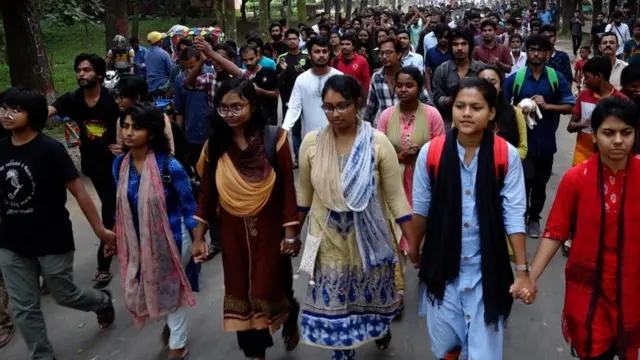 দুর্নীতির অভিযোগ এনে জাহাঙ্গীরনগর বিশ্ববিদ্যালয়ের ভাইস চ্যান্সেলরের পদত্যাগের দাবিতে শিক্ষার্থীদের আন্দোলন।