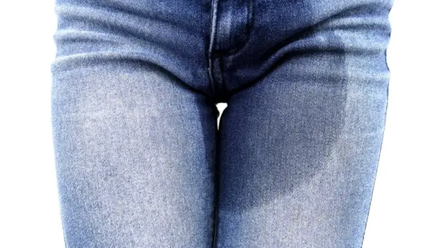 Mujer con los vaqueros mojados después de que se le escapara la orina.