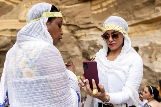 ባለፈው ሳምንት እሁድ የሆሳዕና ክብረ በዓል የተከበረ ሲሆን በግብፅ ነዋሪነታቸውን ያደረጉ ኢትዮጵያውንም ቄጠማ በማሰር በስምዖን ቤተ ክርስቲያን ዕለቱን ዘክረውታል።