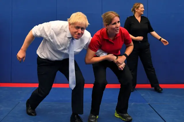 Boris Johnson visitant un centre d'entraînement de la police lors de sa campagne pour le poste de Premier ministre.