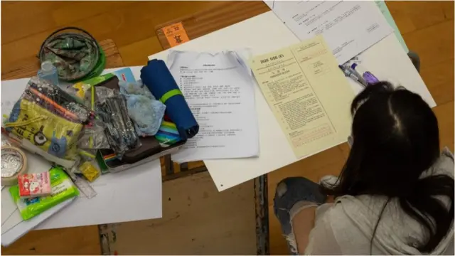 4月29日,香港学生等待中学文凭(DSE)考试。