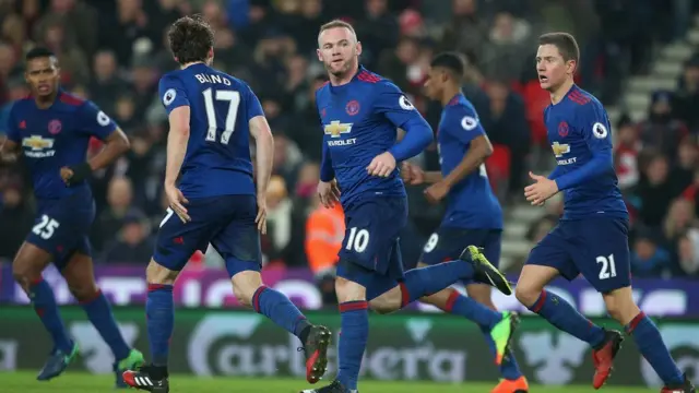 Wayne Rooney gỡ hòa 1-1 cho Manchester United