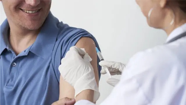 Hombre recibiendo una vacuna