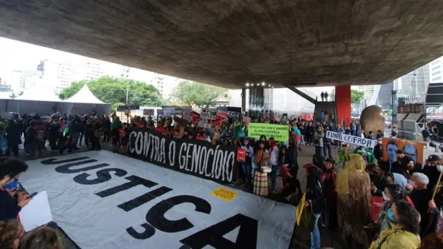 Dezenasbet simanifestantes, entre eles indígenas da etnia guarani, se reúnem no vão livre do Masp para pedir justiça