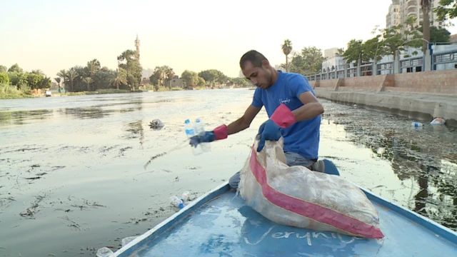 رجل في رحلة صيد مخلفات البلاستيك في نهر النيل