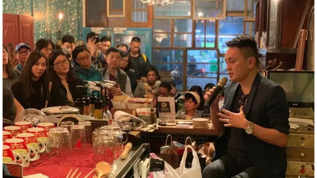 在台湾观察选举时，沈旭晖即兴在网上号召香港人聚会，吸引近百人到场。