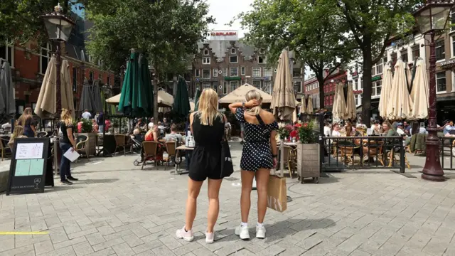 Les bars, cafés et restaurants néerlandais lieux de rencontre entre amis sont fermés depuis au moins quatre semaines