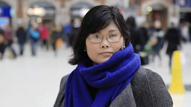 Jihyun Park di stasiun kereta di pusat kota London