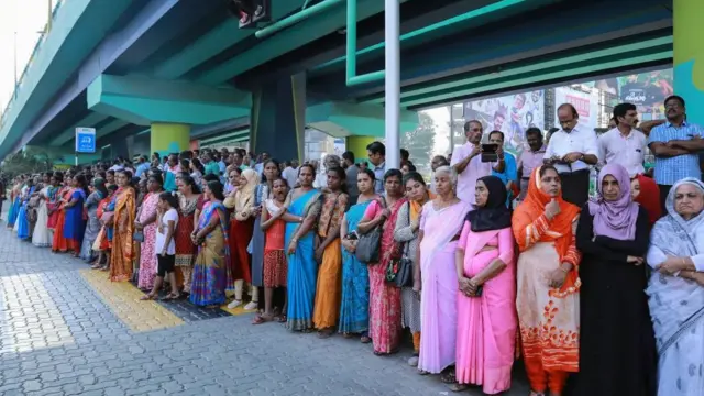 வனிதா மதில் - பெண்களின் நீண்ட அணி திரட்டல்.