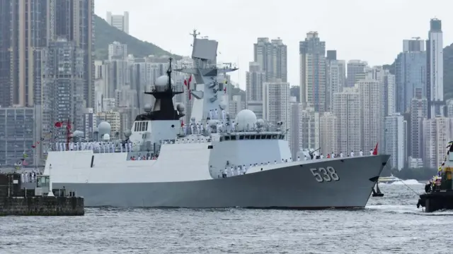 烟台舰正在进入昂船洲海军基地（中新社图片7/7/2017）