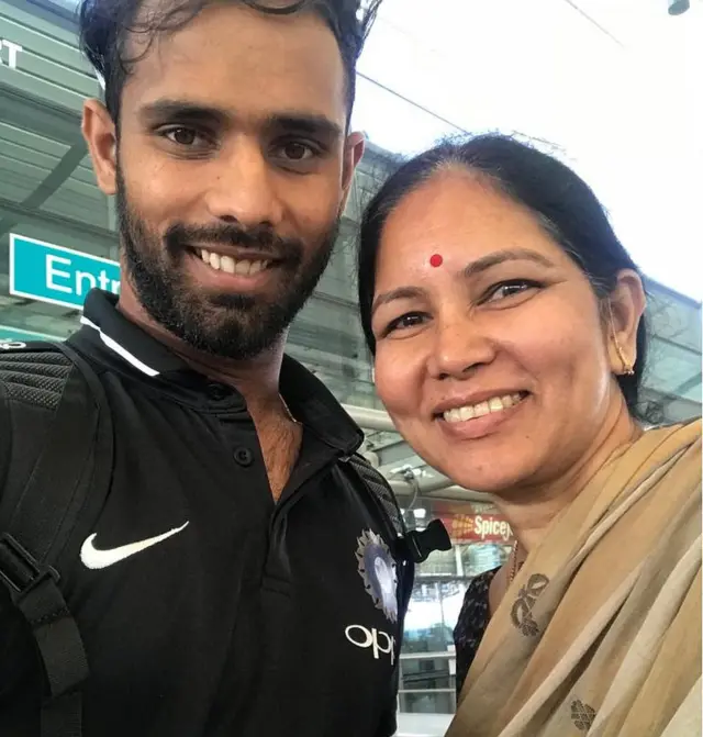 తల్లి విజయలక్ష్మితో క్రికెటర్ హనుమ విహారి
