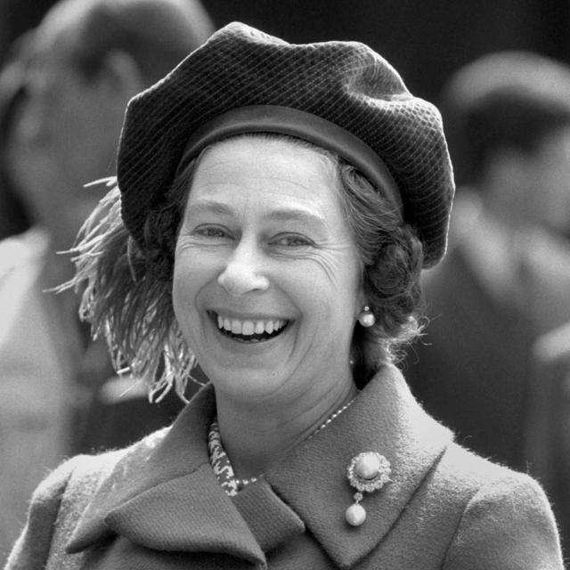 Elizabeth sorrindo no dia em que comemora seu aniversário de 48 anos no Castelo de Windsor
