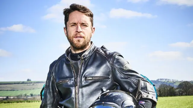 রাজকীয় নৌবাহিনী যে জেটপ্যাক পরীক্ষামূলকভাবে ব্যবহার করছে, তা সরবরাহ করেছে রিচার্ড ব্রাউনিং এর প্রতিষ্ঠান