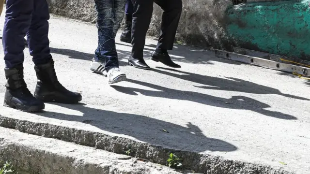 Personas caminando por la calle.