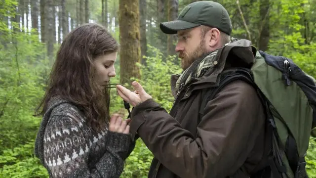 Dois personagens no meio da florestaspinpay jogo da roleta'Leave no trace'