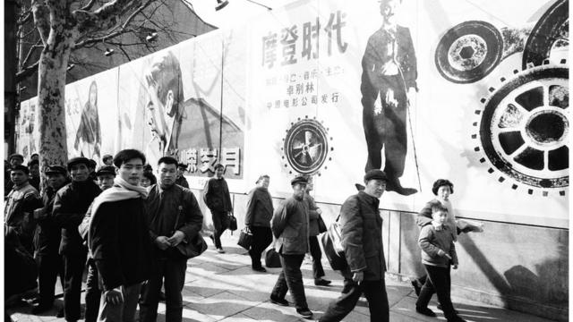 Chinois devant une affiche du film 'Les temps modernes' de Charlie Chaplin à Pékin en février 1979, en Chine. (Photo by François LOCHON/Gamma-Rapho via Getty Images)