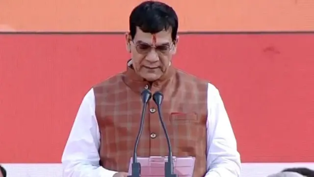 शपथ लेते अरविंद कुमार शर्मा. अरविंद शर्मा गुजरात काडर के पूर्व आईएएस अधिकारी हैं