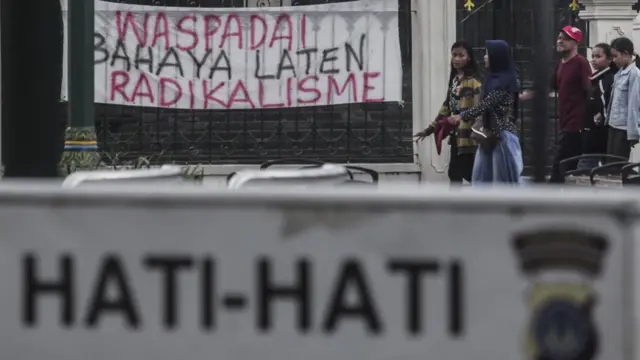 Warga melintas di dekat spanduk penolakan terhadap teroris di kawasan Jl Malioboro, Yogyakarta, Selasa (15/5).