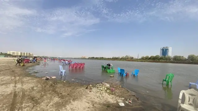 Bakin kogin Nilu da ya ratsa ta cikin Khartoum, babban birnin Sudan. Wannan wuri ya zama wurin shaƙatawa ga matasa da iyalai inda ake kafa kujeru a ɓangaren ruwan da ba shi da zurfi a zazzauna a sha shayi da gahawa da lemun murakkaz sannan a yi wasannin nishaɗi da waƙe-waƙe.