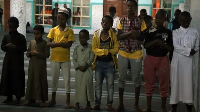 ልጆች በመስጊድ በሶላት ክንውን ላይ