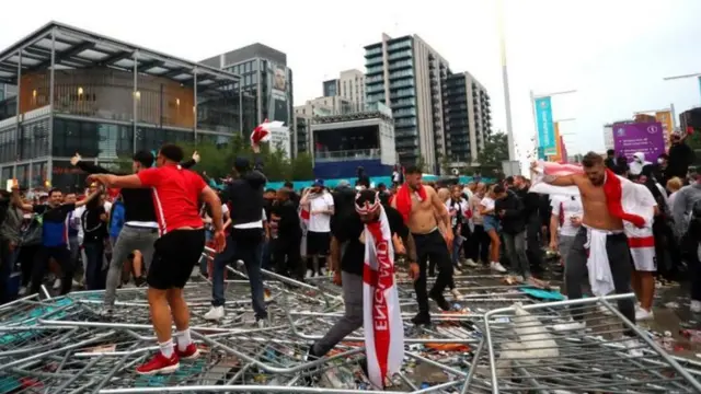 Une enquête indépendante a conclu que la violence semée par des milliers de supporters lors de la finale du dernier championnat d'Europe masculin a failli causer des décès.
