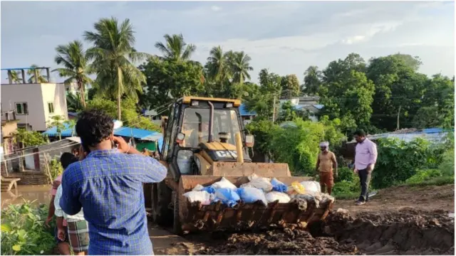అనేక చోట్ల ఇంకా ఏటిగట్లు బలహీనంగా కనిపిస్తున్నాయి
