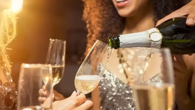 ਸ਼ੈਂਪੇਨ ਪਾਉਂਦੀ ਕੁੜੀ