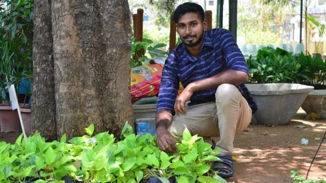 பாதி நேரம் ஐடி வேலை - மீதி நேரம் சமூக சேவை - வேலூர் இளைஞரின் நெகிழ்ச்சிக்கதை