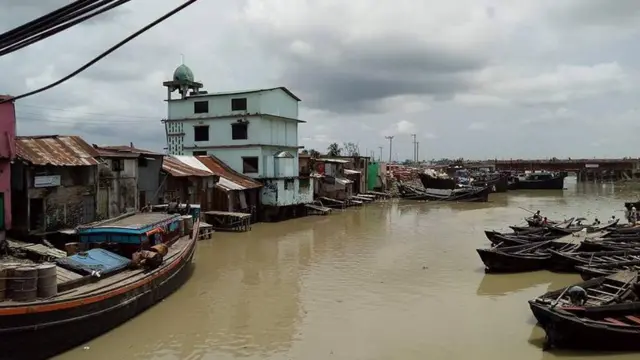 জোয়ারের পানির কারণে নগরীর প্রধান ব্যবসাকেন্দ্র খাতুনগঞ্জে পুরো তিনদিন লেনদেন বন্ধ ছিল।