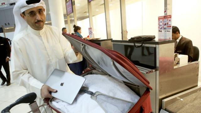 ชาวอาหรับ กับแล็บท็อปที่สนามบิน