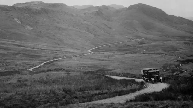 Традиционной промышленностью для Манода на протяжении XIX века была добыча сланцев. К началу Второй мировой шахты уже пришли в упадок