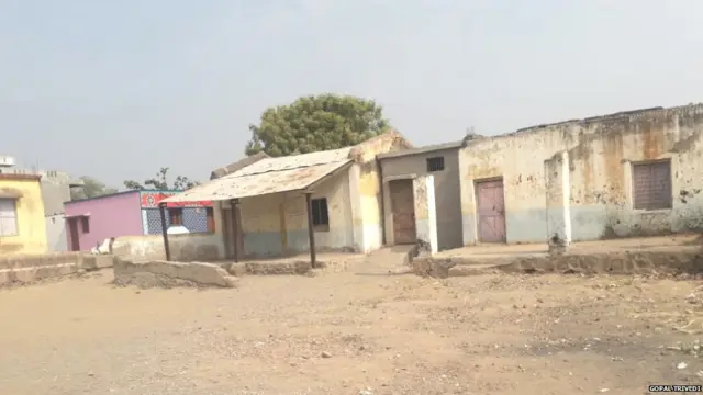 दुष्काळामुळे ओस पडलेलं बोंधलापुरी गाव