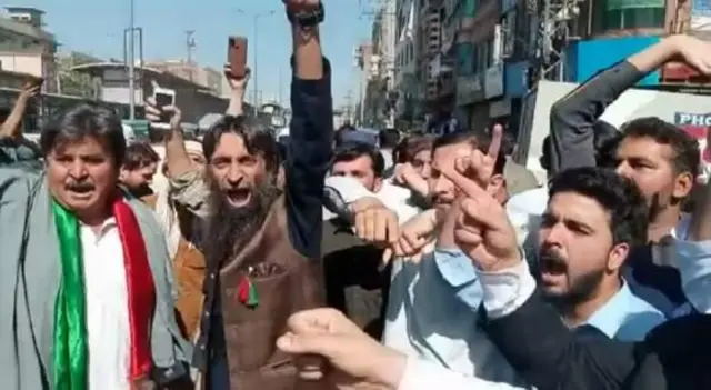 प्रदर्शन करते इमरान ख़ान के समर्थक