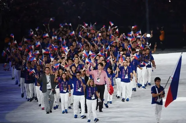 นักกีฬาและเจ้าหน้าที่จากฟิลิปปินส์พาเหรดเข้าสนามเป็นชาติที่ 6